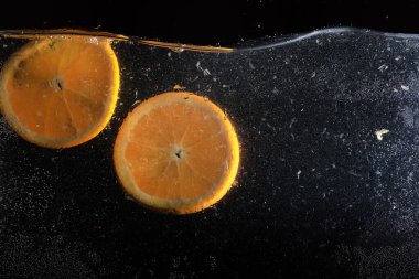 Olgun tatlı portakala su damlaları. Metnin için kopyalama alanı olan yeni Mandarin arkaplanı. Vejetaryen ve vejetaryen kavramı.