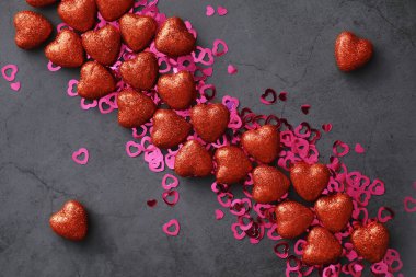 Romantik bir geçmiş. Aşk ve ilişki kavramı. Karanlık arka planda kalp şeklinde figürler. Sevgililer Günü kartı..