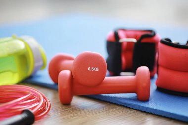 Spor ve sağlıklı yaşam tarzı. Spor aksesuarları. Yoga paspası ve halat atlama. Ev egzersizleri kavramına sahip spor geçmişi.