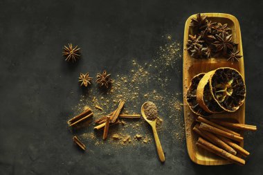 Yemek pişirmek için baharatlar. Tarçın ve anason. Baharatlar için havan topu ve tokmak.