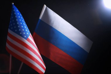 Diplomatik ilişkiler kavramı. Amerika Birleşik Devletleri ve Rusya Federasyonu bayrağı. Siyasette yaptırımlar baskı.