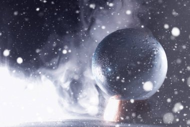 Kristal küre kaderi tahmin eder. Geleceğe yönelik tahminler.