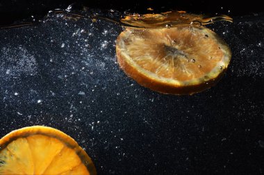 Olgun tatlı portakala su damlaları. Metnin için kopyalama alanı olan yeni Mandarin arkaplanı. Vejetaryen ve vejetaryen kavramı.