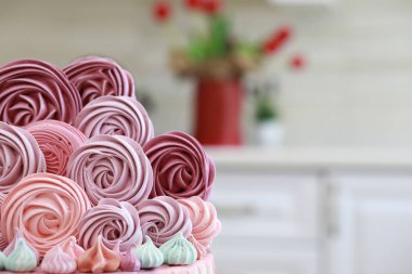 Farklı kremalı güzel pasta bisküvisi ve dekorasyon.