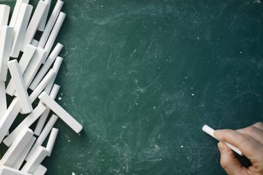 Tebeşir tahtası. Tahtaya yazmak için boya kalemleri. Öğrenme konsepti. Okulda tebeşir tahtası..