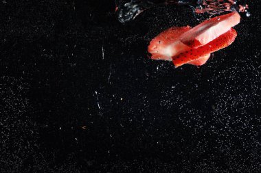 Su olgun tatlı çileğin üzerine damlıyor. Metnin için kopyalama alanı olan taze böğürtlen arka planı. Vegan kavramı.