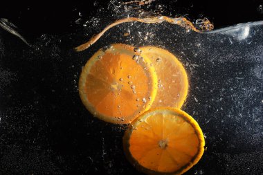 Olgun tatlı portakala su damlaları. Metnin için kopyalama alanı olan yeni Mandarin arkaplanı. Vejetaryen ve vejetaryen kavramı.