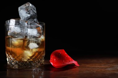 Tahta tezgahta buzlu sert bir alkollü içecek. Buzlu viski alayım. Bardakla soğuk bir içecek..
