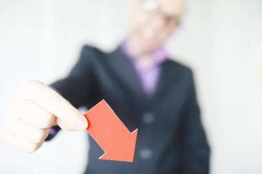 Finansal kriz. Kavram. Elinde para var. Ulusal para biriminin düşüşünün ok sembolü. Rus rublesi ve Amerikan doları arasındaki döviz kuru değişimi..