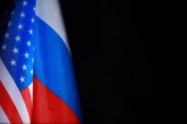 Diplomatik ilişkiler kavramı. Amerika Birleşik Devletleri ve Rusya Federasyonu bayrağı. Siyasette yaptırımlar baskı.