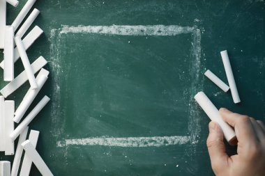 Tebeşir tahtası. Tahtaya yazmak için boya kalemleri. Öğrenme konsepti. Okulda tebeşir tahtası..