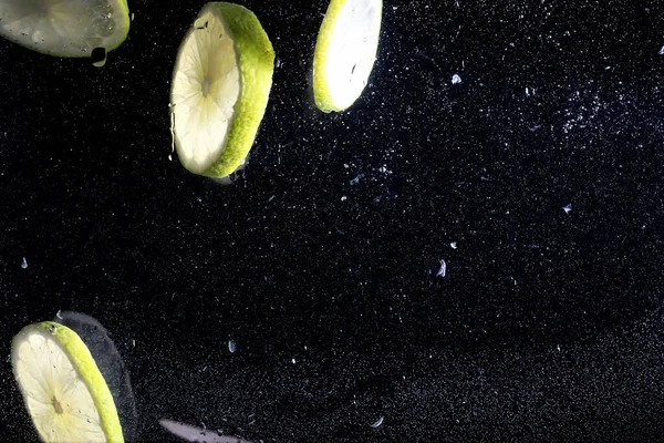 Air Tetes Pada Lemon Manis Matang Latar Belakang Kapur Segar — Stok Foto