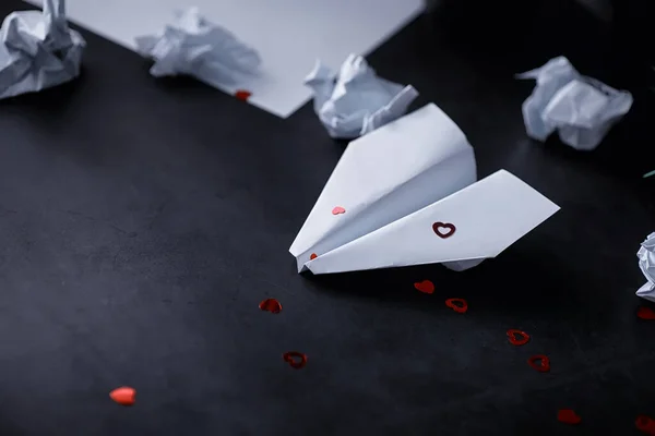 Papírrepülő Asztalon Origami Modell Sötét Háttérrel Fogantatás Alkotói Időpocsékolás — Stock Fotó