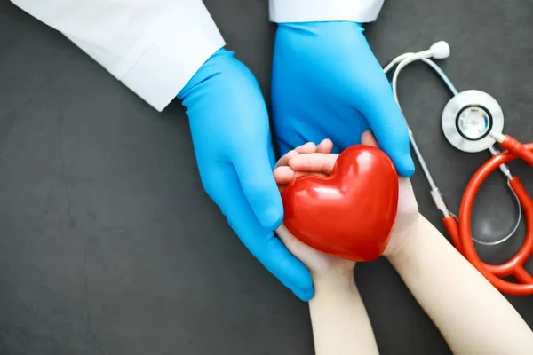 医学概念 戴手套的医生握住病人的手 医生对病人的精神帮助 心脏病专家会诊 流行率 — 图库照片