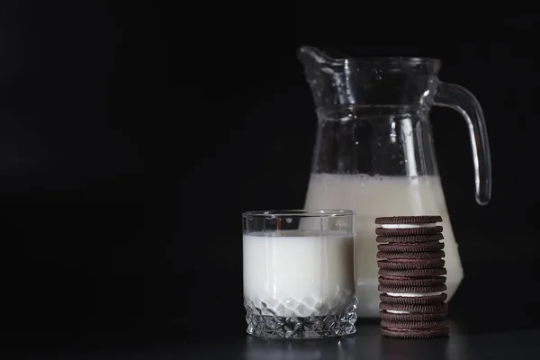 Süt Bardakta Çiftlik Sütü Kurabiye Nek Sütü Taze Hamur Işleriyle — Stok fotoğraf