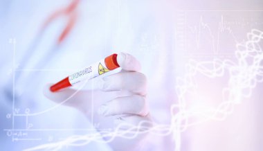 Laboratuvardaki bir bilim adamı viral zatürreenin tedavisi için ilaçları test ediyor. Hastalıklı hastaların Coronovirus kan testi. Dünya salgını.
