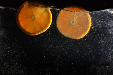 Olgun tatlı portakala su damlaları. Metnin için kopyalama alanı olan yeni Mandarin arkaplanı. Vejetaryen ve vejetaryen kavramı.