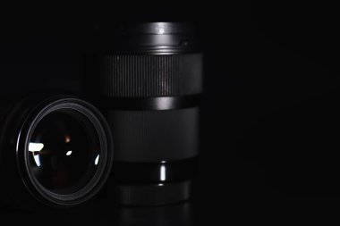 Operatör masasındaki kameraya görüntü. Fotoğraf merceğinin camında bir işaret fişeği. Siyah arkaplan ve fotoğrafçı tekniği.