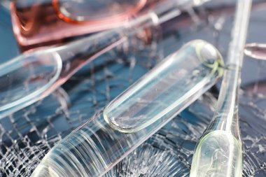 Kurbanları test etmek ve enfekte olanları tedavi etmek için ilaç ve test tüpleri. İlaçlı ampuller. İlaçlı test tüpleri..