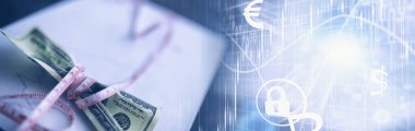 İş konsepti. Ulusal para biriminin değer kaybı. Yüz dolarlık banknot. Enflasyon ve durgunluk. 100 dolarlık banknotu bir ölçü zinciri ile sıkılaştır..