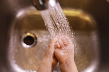 Hijyen kuralları. Yemekten önce el yıkama. Sabunlu antibakteriyel eller. Virüs enfeksiyonunu önlemenin yolu. Coronavirus koruması.