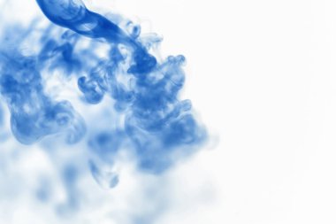 Suyun içinde bir tutam boya. Sudaki boyanın çözülmesi. Su kirliliği. Sanat yaratıcılığı kavramı.