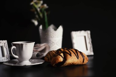 Masada Fransız kahvaltısı. Çikolatalı kahve kruvasanı ve kremalı sürahi. Taze hamur işleri ve kafeinsiz kahve..