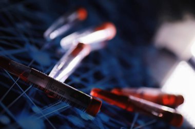 Test tüpü ve hasta kan testi. Virüs analizi. Coronavirus salgını laboratuvar çalışmaları. Aşı geliştirme.