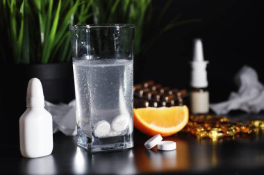 Öksürük şurubu şişelerinin bileşimi. Sağlık, ilaç, grip ve tedavi konsepti. Kağıt mendil ve haplı termometre..