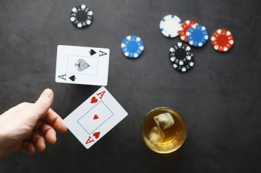 Konsept kart numaraları ve sunumlar. Oyunlarda keskinlik kavramı. Havada uçan kartlar. Bir sihirbaz, düşünce gücüyle kartları kaldırır..