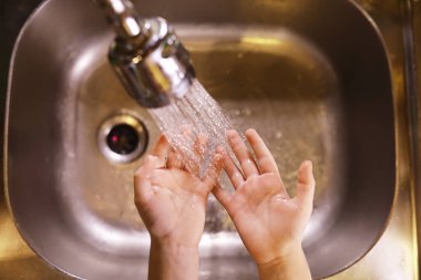 Hijyen kuralları. Yemekten önce el yıkama. Sabunlu antibakteriyel eller. Virüs enfeksiyonunu önlemenin yolu. Coronavirus koruması.