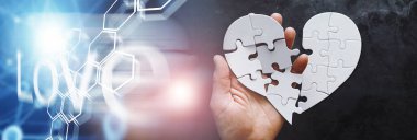 Beyaz kalp şeklinde yapboz. Kalp sorunları. Bölünmemiş aşk. Kırık kalp. Kalbin anahtarı. Kilitte kapalı bir kalp. Aşk kavramı.