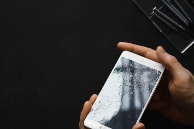 Kırık dokunmatik ekranlı akıllı telefon. Cep telefonu bozuk. Telefon bozuldu. Cep telefonuna kırık cam takmak. Akıllı telefon onarımı.