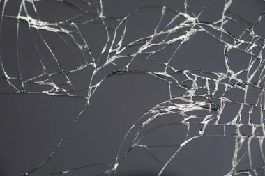 Camı kır. Kırık ekran. Bozuk telefon. Kırık cam arka plan. Camdaki beyaz çatlaklar.