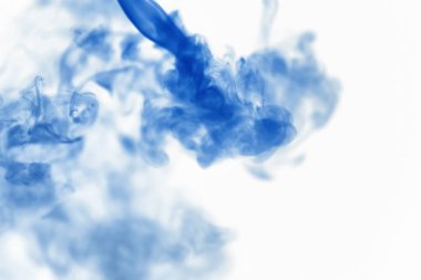 Suyun içinde bir tutam boya. Sudaki boyanın çözülmesi. Su kirliliği. Sanat yaratıcılığı kavramı.