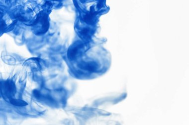 Suyun içinde bir tutam boya. Sudaki boyanın çözülmesi. Su kirliliği. Sanat yaratıcılığı kavramı.