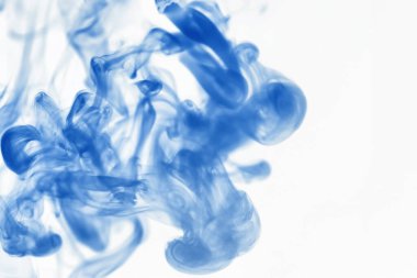 Suyun içinde bir tutam boya. Sudaki boyanın çözülmesi. Su kirliliği. Sanat yaratıcılığı kavramı.