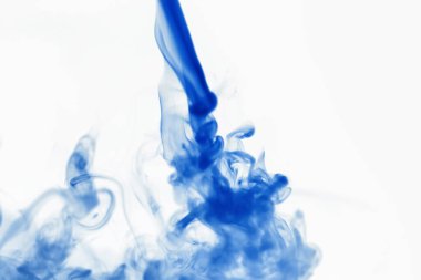 Suyun içinde bir tutam boya. Sudaki boyanın çözülmesi. Su kirliliği. Sanat yaratıcılığı kavramı.