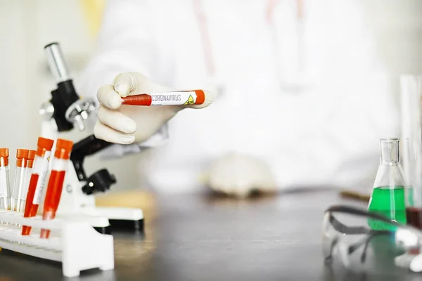 Egy Tudós Kutató Laborban Teszteli Gyógyszereket Vírusos Tüdőgyulladás Kezelésére Fertőzött — Stock Fotó