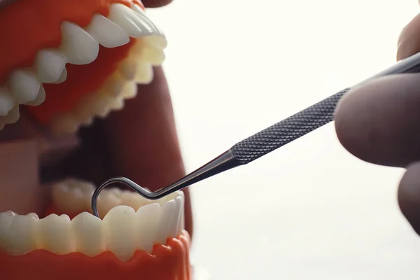 Biuro Dentystyczne Dentysta Bada Leczenie Jamy Ustnej Lekarz Pokazuje Przebieg — Zdjęcie stockowe