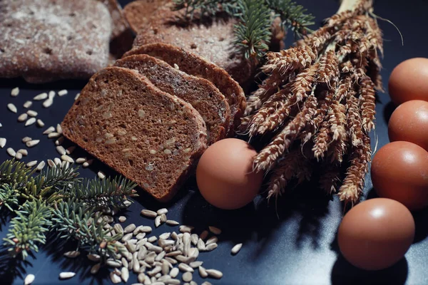 Čerstvé Bochníky Chleba Pšenicí Lepkem Černém Stole Koncept Pekařství Potravin — Stock fotografie