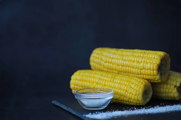 Frisch Zubereitete Duftende Ähren Mit Salz Bauernhof Imbiss Frisches Mais — Stockfoto