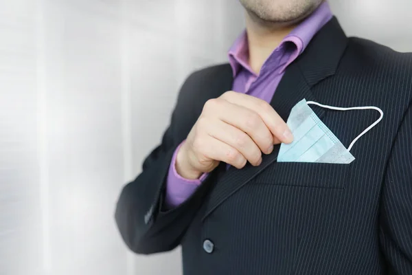 Statt Einer Serviette Ragt Eine Medizinische Einmalmaske Aus Der Tasche — Stockfoto