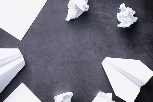 Pappersflygplan Bordet Origami Modell Mörk Bakgrund Begreppet Kreativt Slöseri Med — Stockfoto