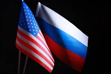 Diplomatik ilişkiler kavramı. Amerika Birleşik Devletleri ve Rusya Federasyonu bayrağı. Siyasette yaptırımlar baskı.