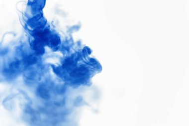 Suyun içinde bir tutam boya. Sudaki boyanın çözülmesi. Su kirliliği. Sanat yaratıcılığı kavramı.