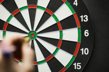 Dart. Oyun tahtasında oynamak için dart sıkıştı. Dart sektörünü vurun. Başarılı strateji kavramı.