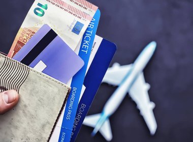 Uçak bileti ve uçuş için pasaport. Seyahat konsepti bilet rezervasyonu.