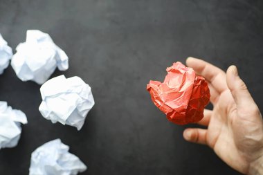 Renkli kağıt parçaları. Yaratıcılık kavramı ve fikirlerin oluşumu. Yaratıcı düşünce. Uçan kağıt.