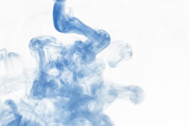 Suyun içinde bir tutam boya. Sudaki boyanın çözülmesi. Su kirliliği. Sanat yaratıcılığı kavramı.